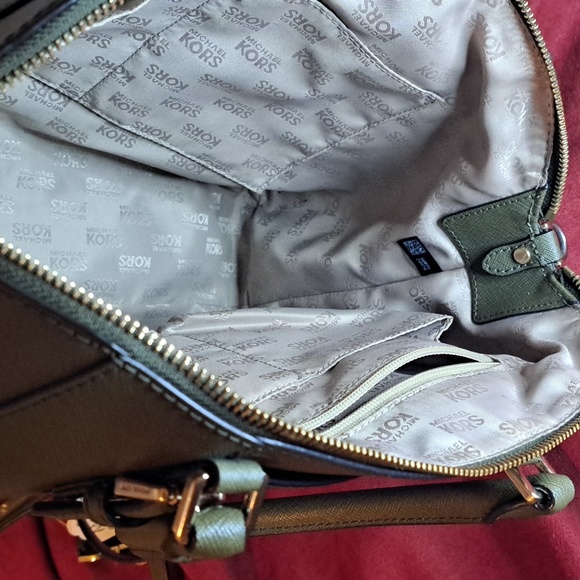 🥰Michael Kors Ciara Olive Green Leather Satchel or Crossbody GUC - Picture 6 of 12